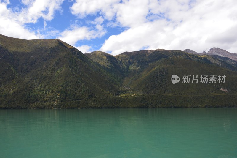 巴松措的雪山和湖泊