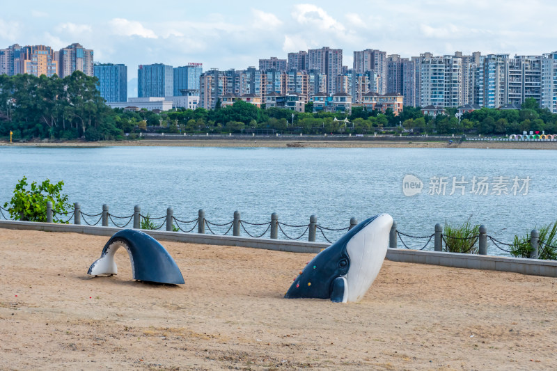 河边沙滩鲸鱼造型装饰物景观