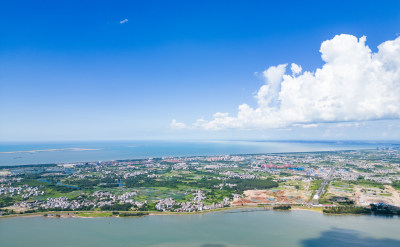 海南海口水晶天蓝天白云高视角下的城市航拍