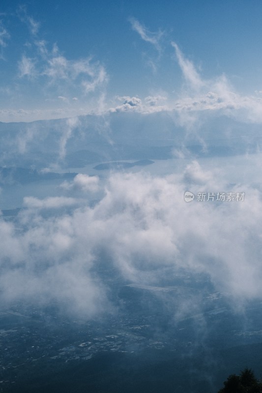 高空俯瞰云海与山峦