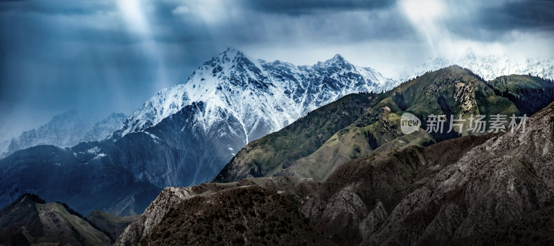 乌云下的雪山与多彩山峦风景