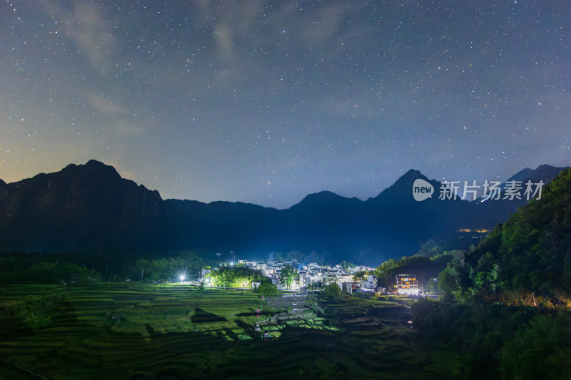 山村星空夜景俯瞰