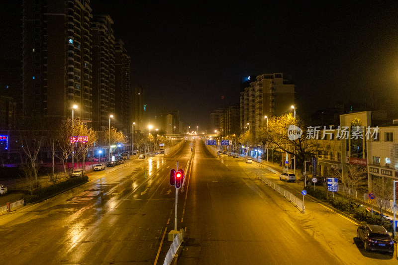 城市夜景空旷街道亮着红灯的道路