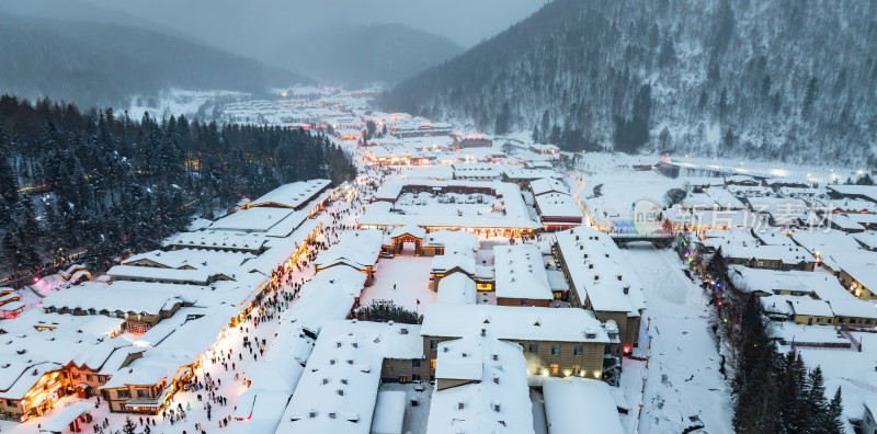 中国雪乡，雪夜里的童话小镇