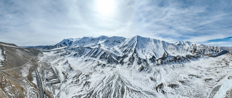 冰湖与远山相连的壮阔自然景象