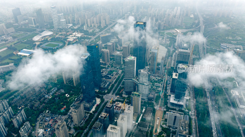 云雾中城市建筑航拍全景