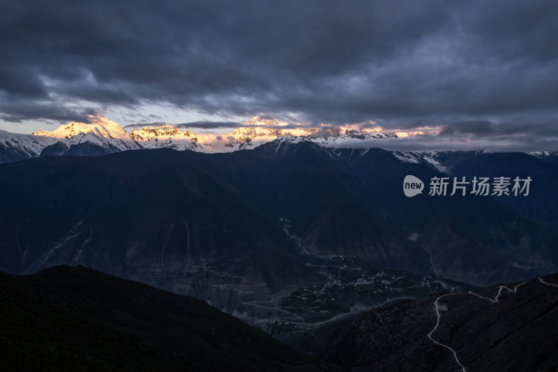 云南香格里拉飞来寺梅里雪山卡瓦博格峰航拍