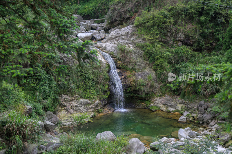 山间清澈的溪水