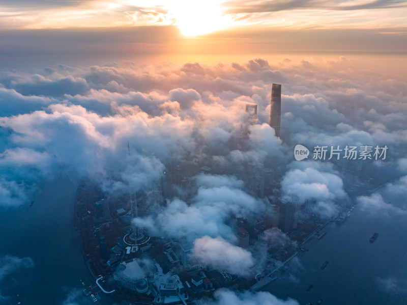 上海黄浦江外滩陆家嘴江面雾仙境