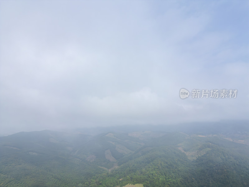 航拍云雾缭绕的山脉自然风光全景