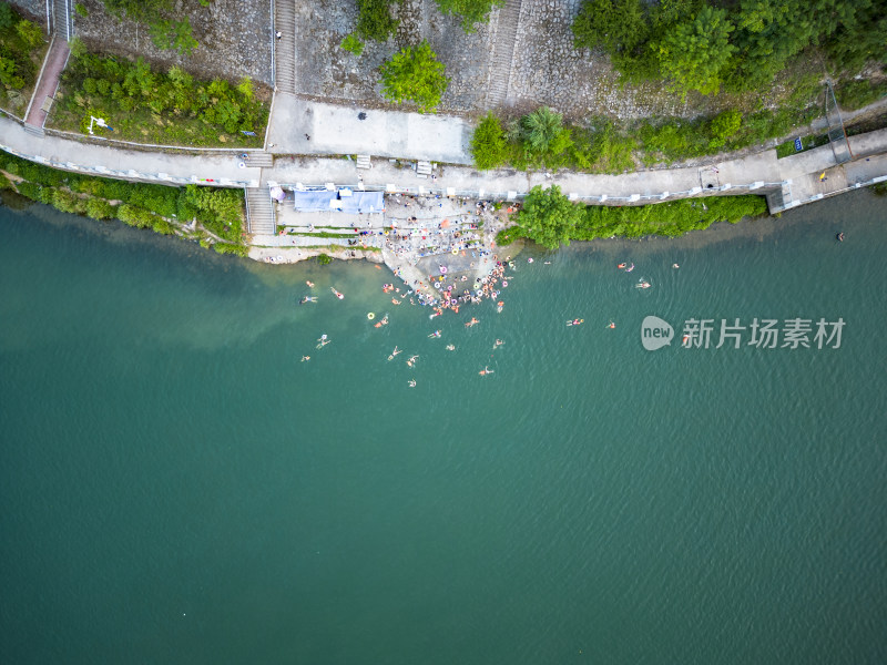 夏日河中游泳避暑摄影图