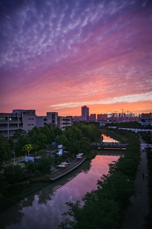 华东师范大学在绚丽晚霞下的唯美景象