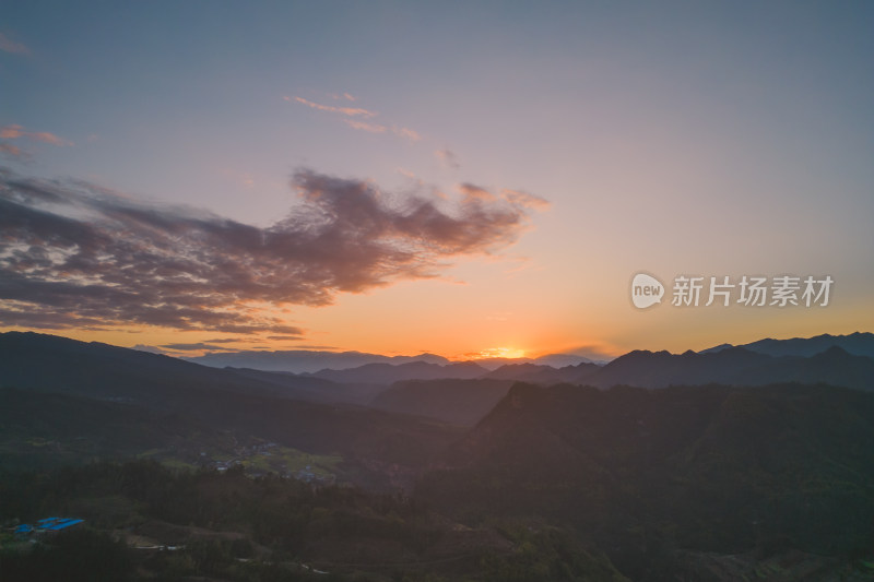 夕阳西下山峦倒影风景