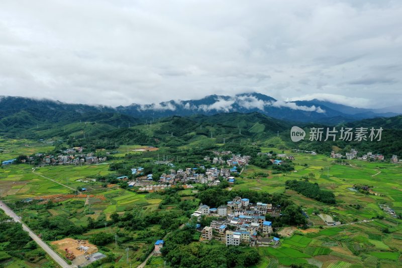 现代县城及背后大山上的特高压输电线路