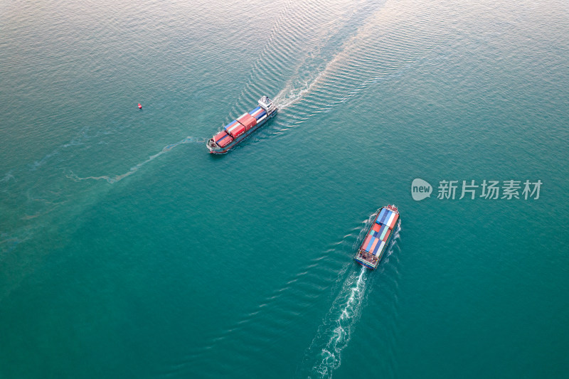 深圳盐田港集装箱货轮进出港