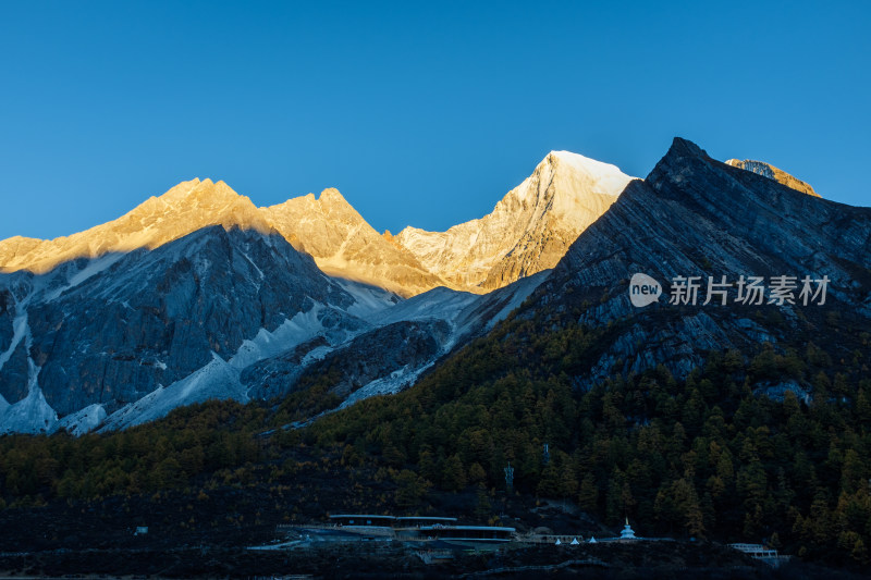 四川甘孜州稻城亚丁夏诺多吉神山日照金山