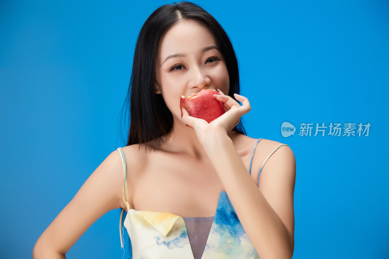 吃水果的亚洲东方长发少女