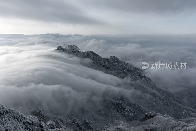 寒冷冬天大山雪后云海阳光航拍