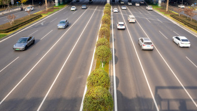 公路车道上行驶的汽车