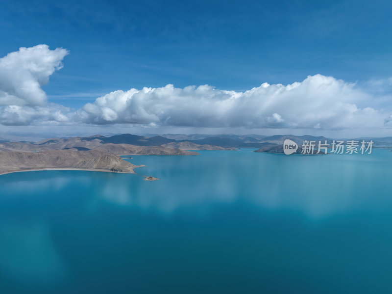 西藏山南羊卓雍措广阔蓝天下的湖泊与山脉