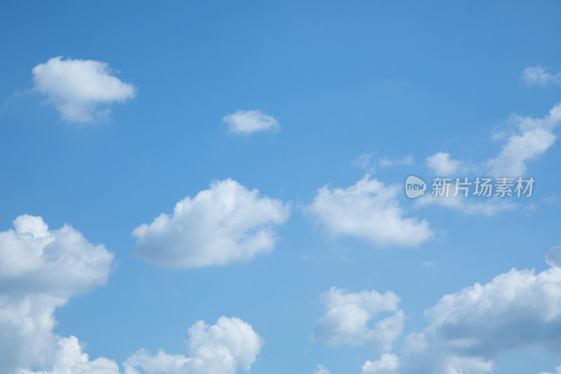 天空里不同形状的云朵