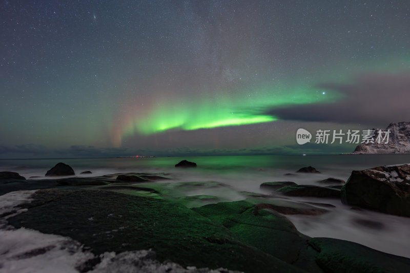 挪威罗佛敦群岛极光下的北极梦幻冰雪海岸