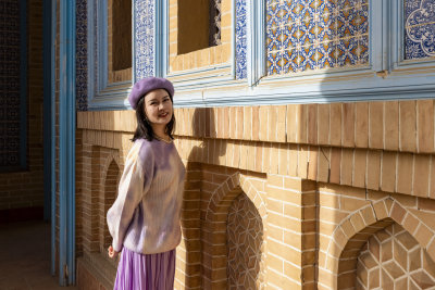 年轻女子在新疆莎车非遗博览园旅行