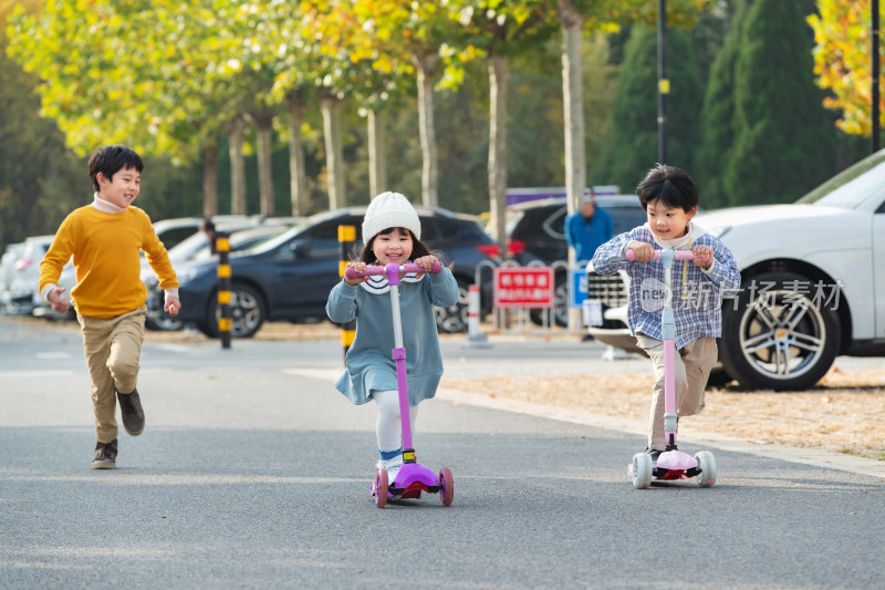 快乐的儿童在户外玩滑板车