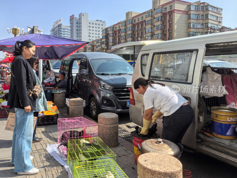 中国新疆乌鲁木齐天山区青年路的路边摊位