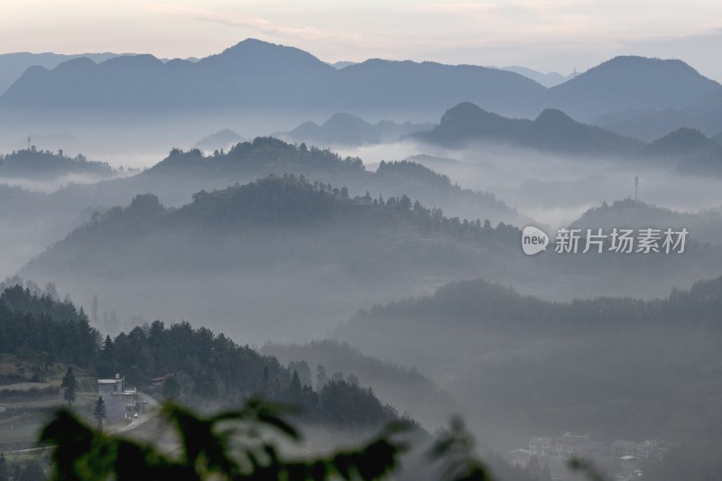 重庆酉阳：“睡佛”山下耶酥光