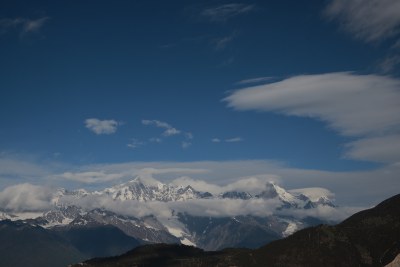 云雾环绕的雪山