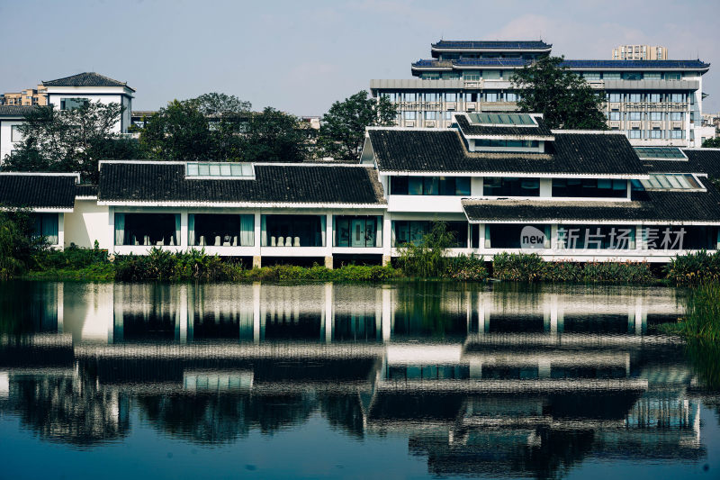 浣花溪湖边建筑倒影