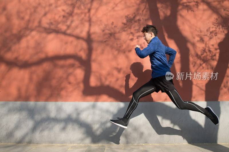 青年男人户外慢跑