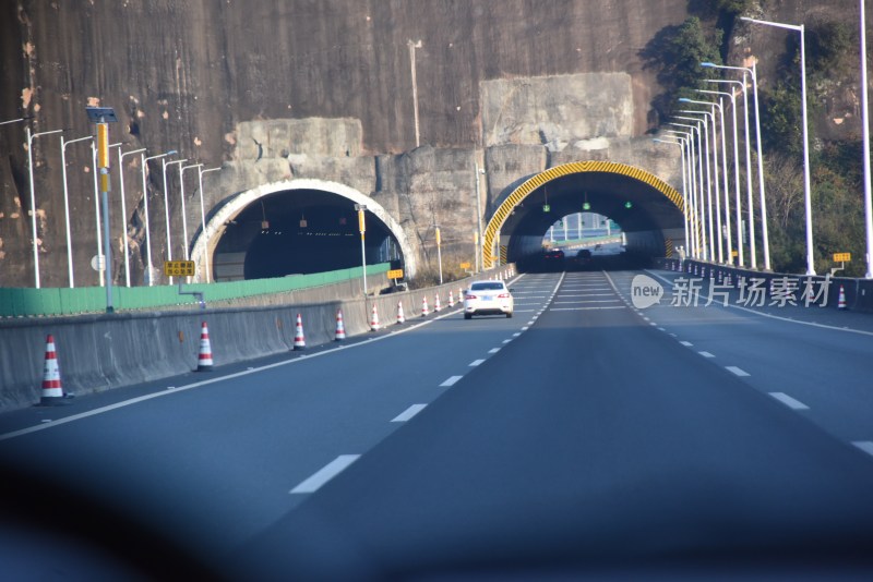 高速公路隧道口行车的场景