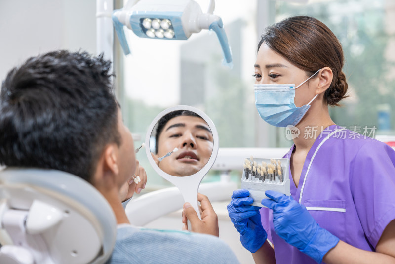 牙科医生在给患者治疗