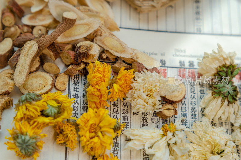 医书上一堆干菊花和甘草黄芪等中草药