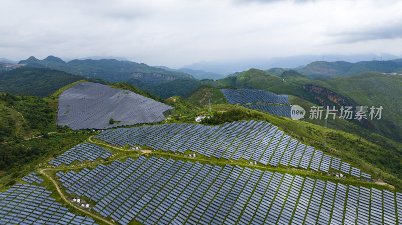 喀斯特地貌山顶光伏新能源航拍