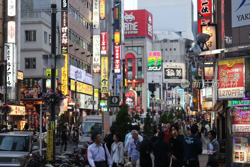日本夜晚城市街头摄影上班族马路广告牌