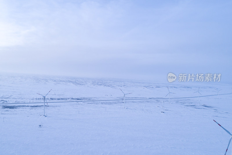 冬季雪地里的风力发电场