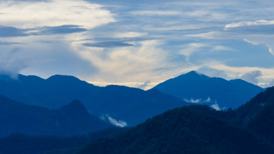 中国福建武夷山云雾缭绕