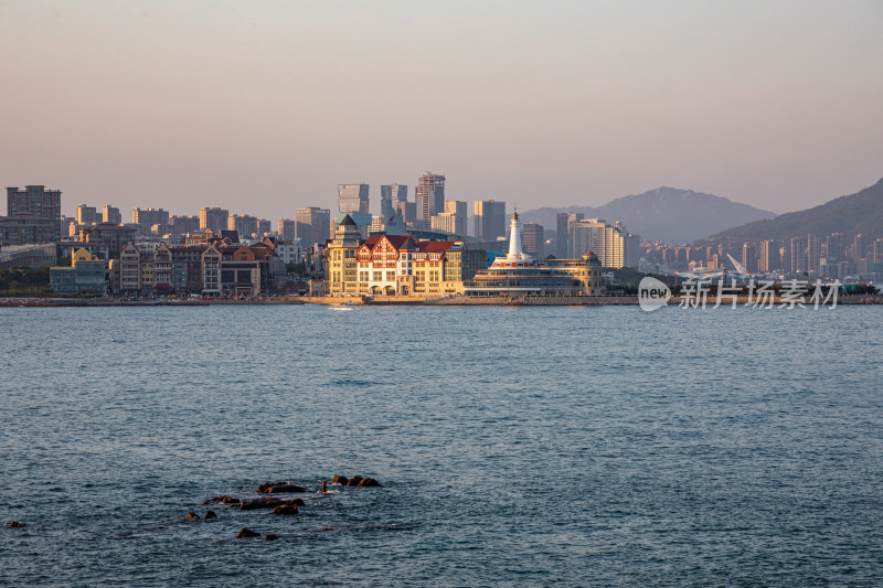 黄昏落日时青岛小麦岛公园自然风景城市景观