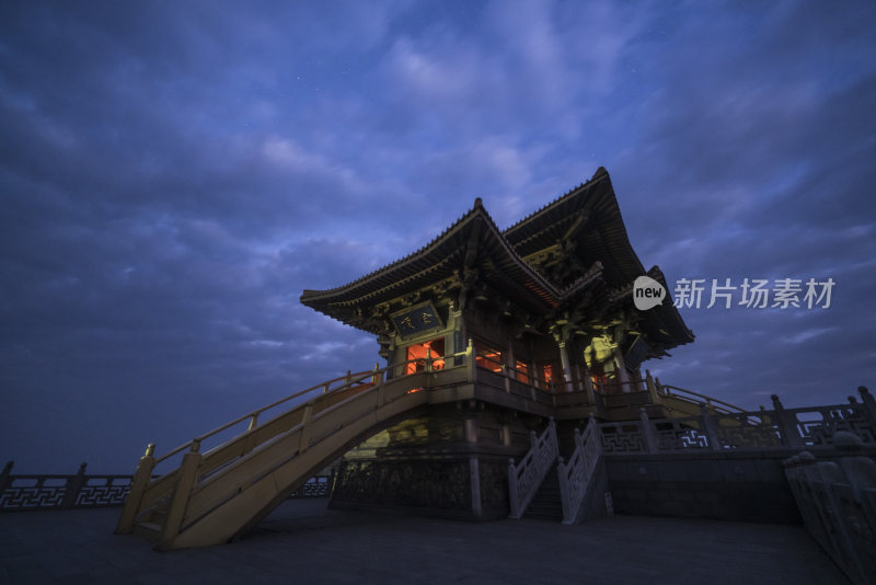 湖北随州大洪山古风建筑金顶楼阁黎明景致