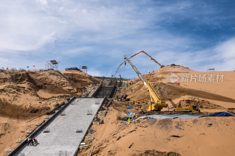 晴朗天空下 宁夏沙湖景区正在进行基础建设