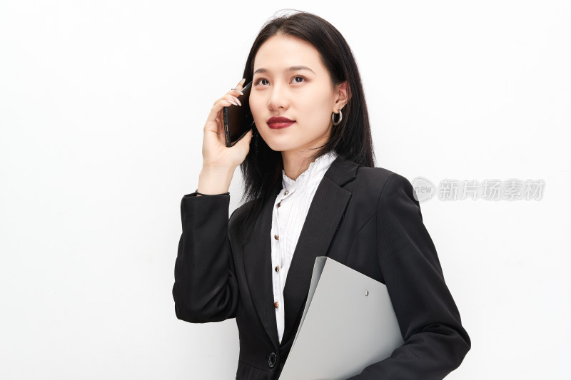 身穿西服拿着文件夹的美丽商务女士