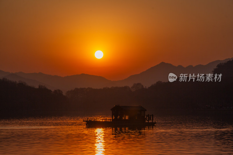 杭州西湖山水间壮丽的日落景观