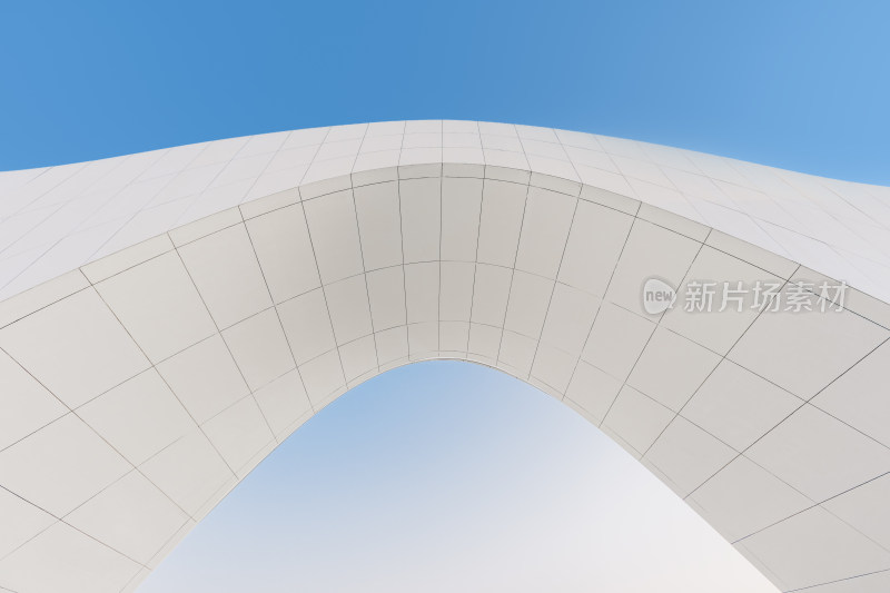蓝天下的白色拱形建筑-柳州科技馆