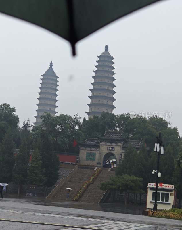 雨中双塔及寺庙建筑景观