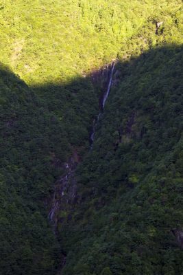 小瀑布飞流直下