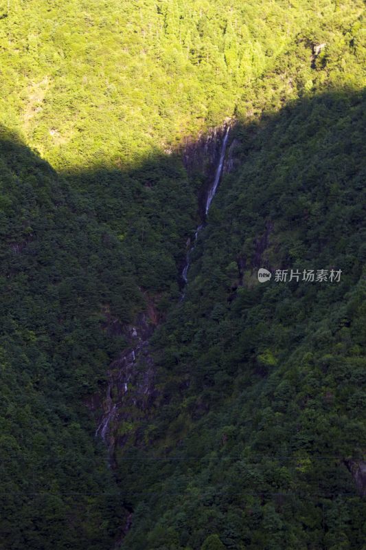 小瀑布飞流直下