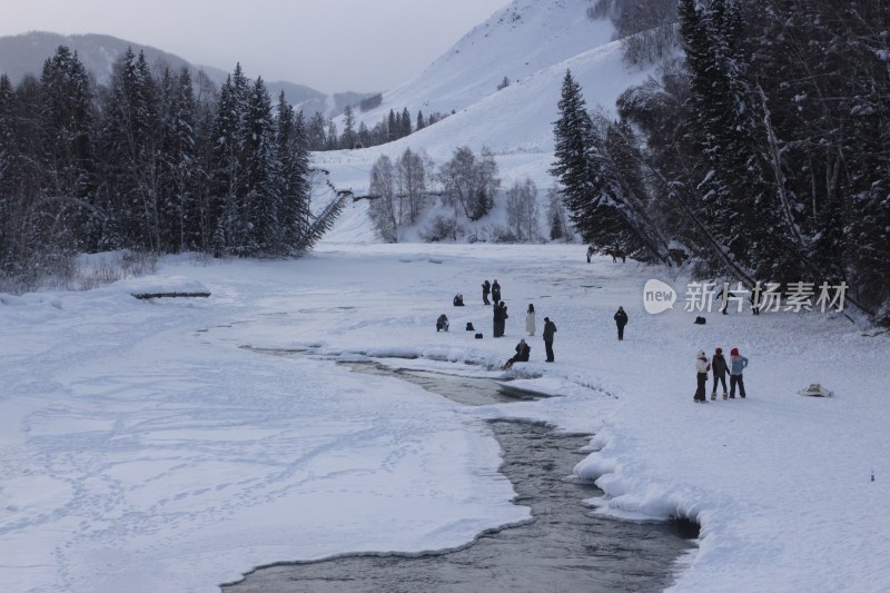 雪地河畔人群休闲场景